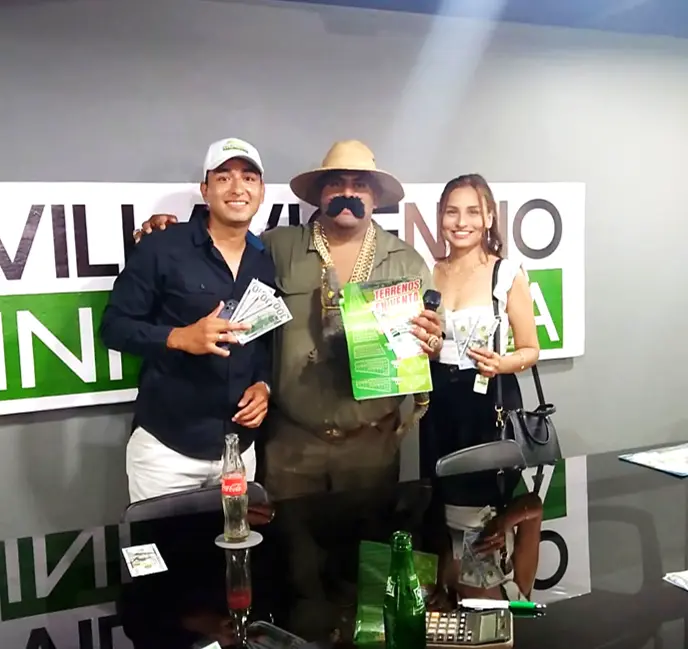 Familia feliz en su nueva propiedad adquirida con Villavicencio Inmobiliaria