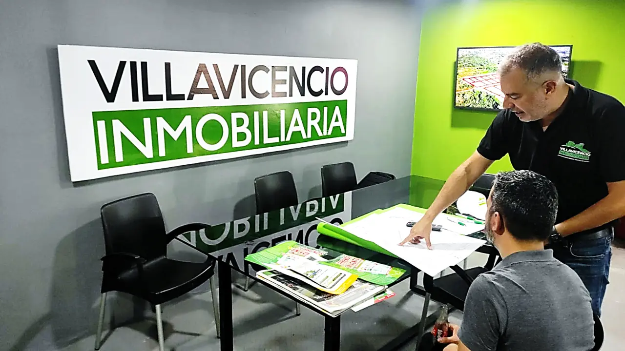 Familia feliz en su nueva propiedad adquirida con Villavicencio Inmobiliaria
