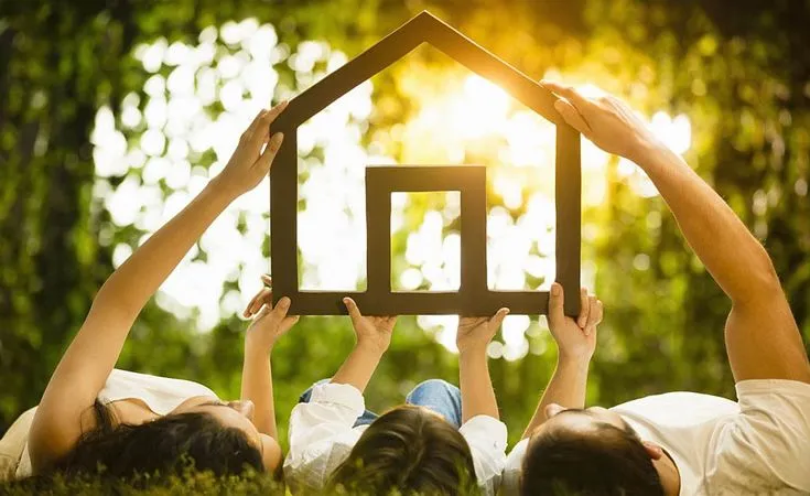 Familia feliz en su nueva propiedad adquirida con Villavicencio Inmobiliaria